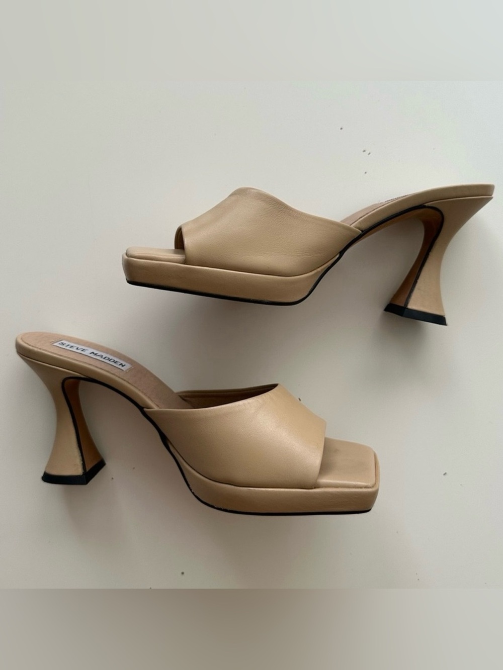 STEVE MADDEN NUDE MULES.
Size 8
